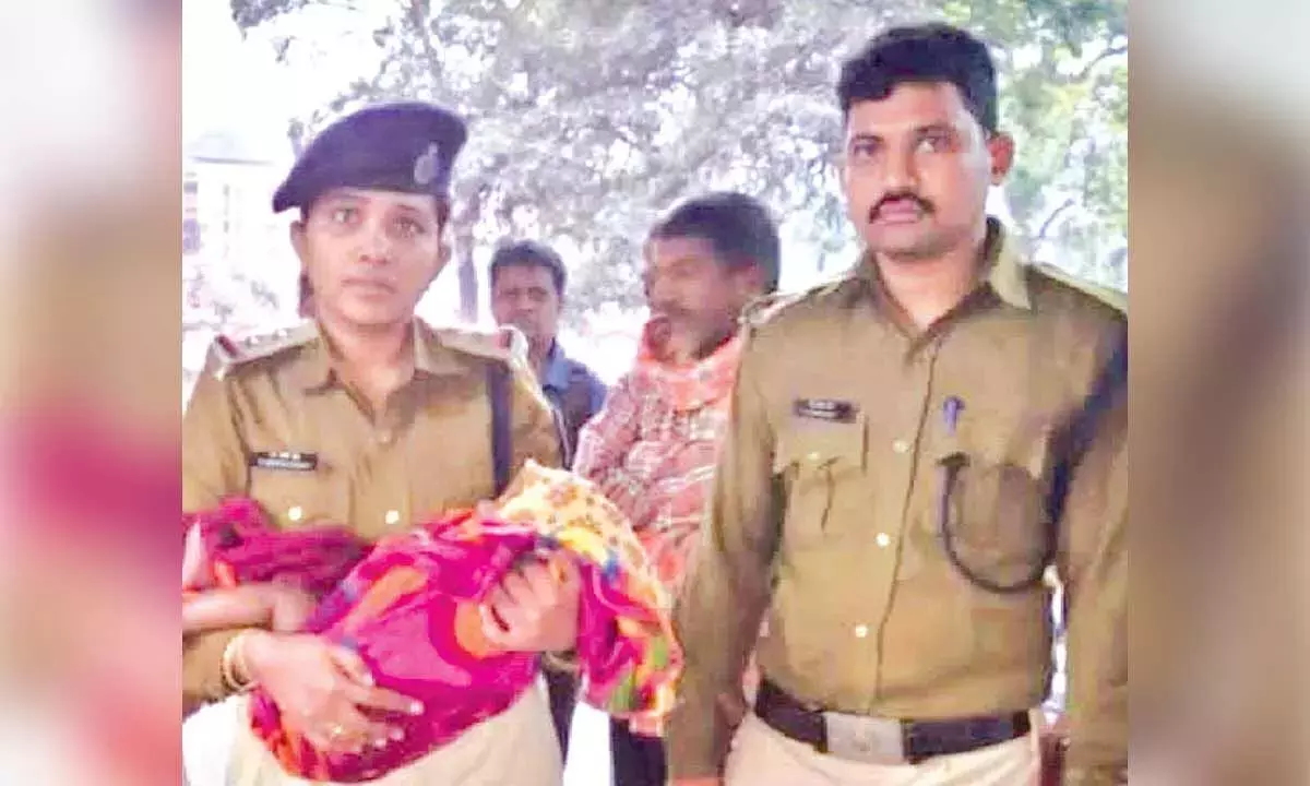 Andhra: RPF सदस्यों ने ऑटो में लावारिस छोड़े गए बच्चे को बचाया