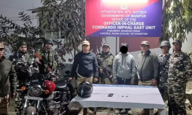 Manipur: चोरी के आरोप में युवक गिरफ्तार, स्थानीय बाजार में कराई गई परेड Manipur: चोरी के आरोप में युवक गिरफ्तार, स्थानीय बाजार में कराई गई परेड