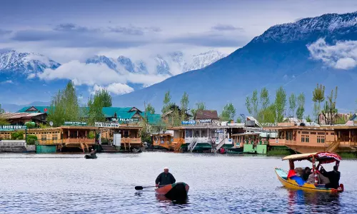 Jammu: श्रीनगर में बढ़ी रौनक, होटल फुल Jammu: श्रीनगर में बढ़ी रौनक, होटल फुल