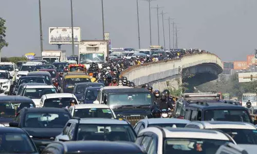 ट्रैफिक जाम: बारिश और पाबंदियों की वजह से Delhi में भारी जाम लगा। ट्रैफिक जाम: बारिश और पाबंदियों की वजह से Delhi में भारी जाम लगा।