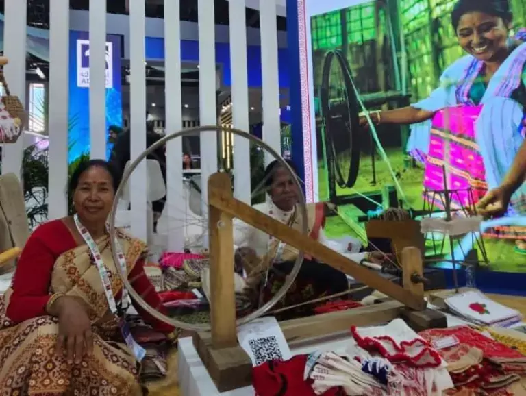 Assam की महिला कारीगरों ने इंडिया एनर्जी वीक 2026 में ग्लोबल मंच पर जगह बनाई Assam की महिला कारीगरों ने इंडिया एनर्जी वीक 2026 में ग्लोबल मंच पर जगह बनाई