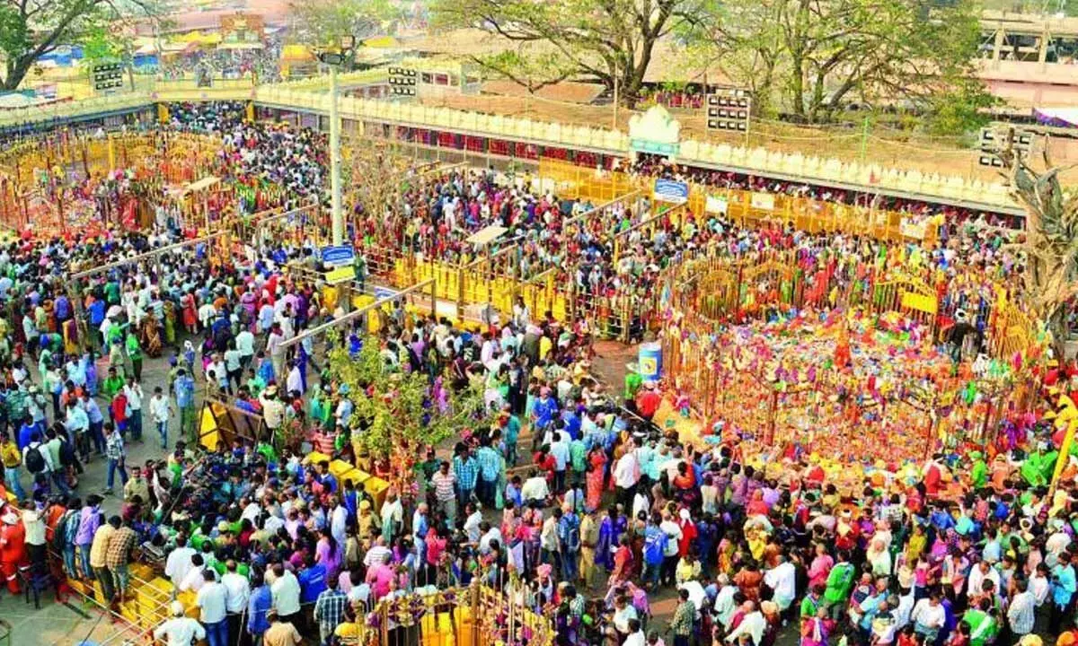 Telangana: कड़ी सुरक्षा और भारी भीड़ के बीच मेदाराम जतारा शुरू Telangana: कड़ी सुरक्षा और भारी भीड़ के बीच मेदाराम जतारा शुरू