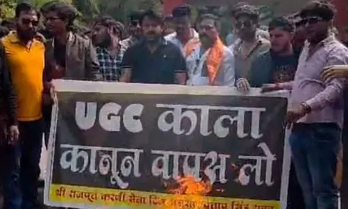 Indore : करणी सेना ने यूजीसी नियमों को लेकर डीएवीवी में विरोध प्रदर्शन किया Indore : करणी सेना ने यूजीसी नियमों को लेकर डीएवीवी में विरोध प्रदर्शन किया