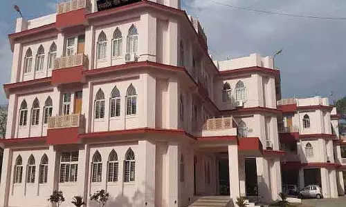 Indore : प्रदर्शनकारियों ने MPPSC ऑफिस की दीवार पर ज्ञापन की कॉपियां चिपकाई