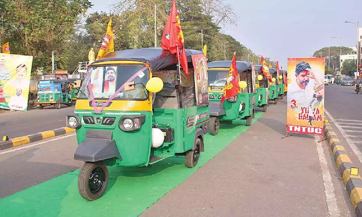 Andhra: ऑटो डिस्ट्रीब्यूशन ने युवा गलम के 3 साल पूरे होने पर जश्न मनाया Andhra: ऑटो डिस्ट्रीब्यूशन ने युवा गलम के 3 साल पूरे होने पर जश्न मनाया