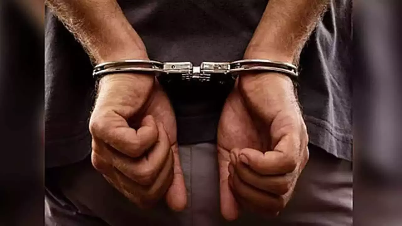 Telangana: पूर्व चौकीदार और उसके साथियों को डकैती के आरोप में गिरफ्तार किया गया Telangana: पूर्व चौकीदार और उसके साथियों को डकैती के आरोप में गिरफ्तार किया गया