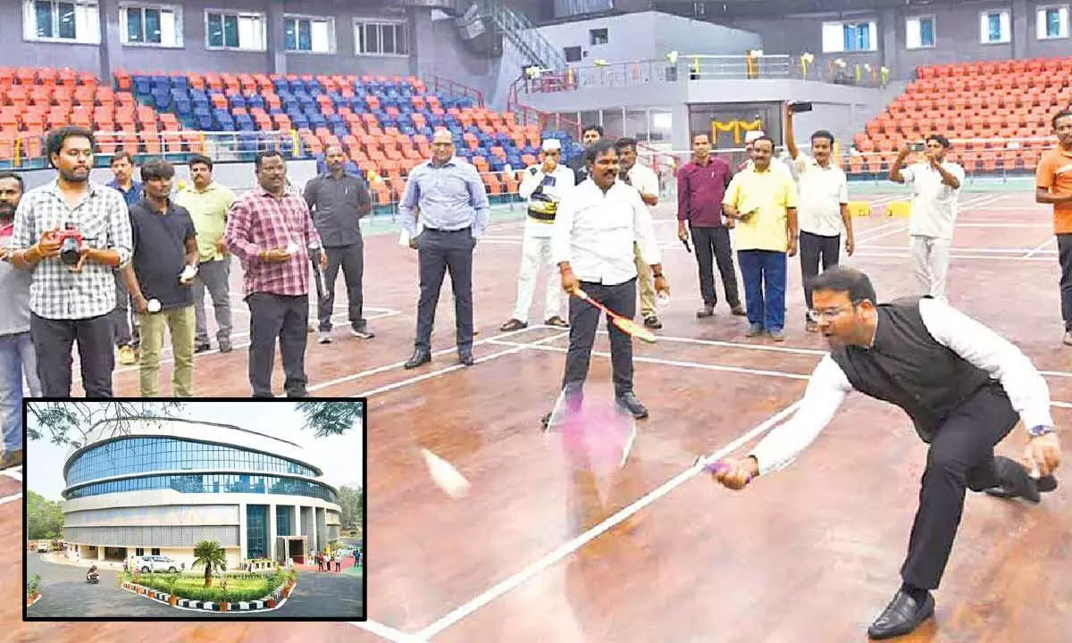 Andhra: मरम्मत के बाद स्वर्ण भारती इंडोर स्टेडियम फिर से शुरू हो गया Andhra: मरम्मत के बाद स्वर्ण भारती इंडोर स्टेडियम फिर से शुरू हो गया