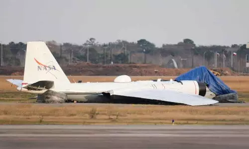 NASA के प्लेन से आग की लपटें, बिना लैंडिंग गियर के उतरा