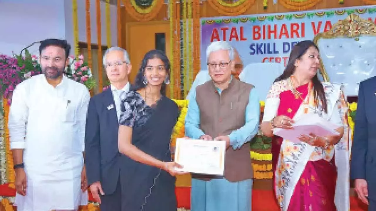 Governor, केंद्रीय मंत्री ने महिलाओं के लिए परिवर्तनकारी योजनाओं को प्रदर्शित किया