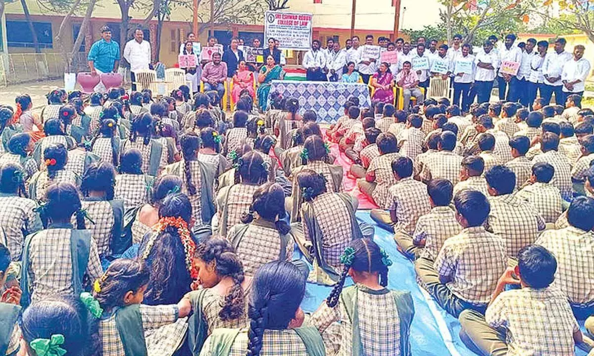 Andhra: कानूनी जागरूकता कार्यक्रम आयोजित किया गया Andhra: कानूनी जागरूकता कार्यक्रम आयोजित किया गया