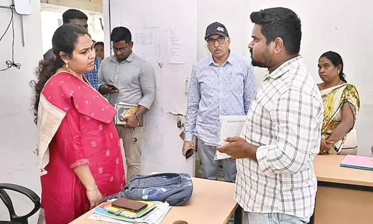 Andhra: कमिश्नर ने कहा, फैमिली सर्वे में तेज़ी लाएं Andhra: कमिश्नर ने कहा, फैमिली सर्वे में तेज़ी लाएं