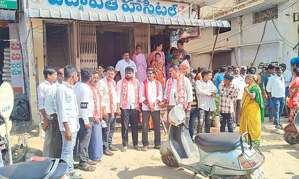 Andhra: कादिरी के प्राइवेट अस्पतालों में मां और बच्चे की मौत Andhra: कादिरी के प्राइवेट अस्पतालों में मां और बच्चे की मौत