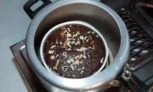 Biscuit Cooker Cake Recipe: घर पर कुकर में ऐसे बनाएं सॉफ्ट बिस्किट केक