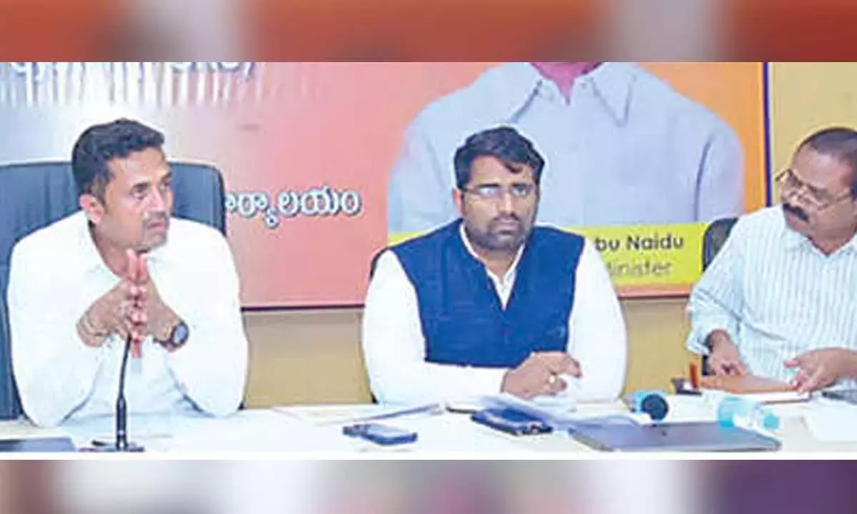 Officials से राजस्व विभाग की छवि सुधारने के लिए पारदर्शिता से काम करने का आग्रह किया गया Officials से राजस्व विभाग की छवि सुधारने के लिए पारदर्शिता से काम करने का आग्रह किया गया