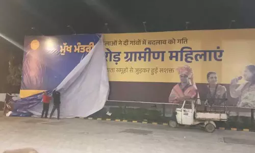 केंद्र के विज्ञापन को Punjab के विज्ञापन से बदलने पर विवाद खड़ा हो गया केंद्र के विज्ञापन को Punjab के विज्ञापन से बदलने पर विवाद खड़ा हो गया