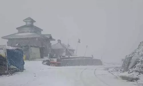 Kashmir में बर्फबारी से हवाई और सड़क यातायात बाधित हुआ