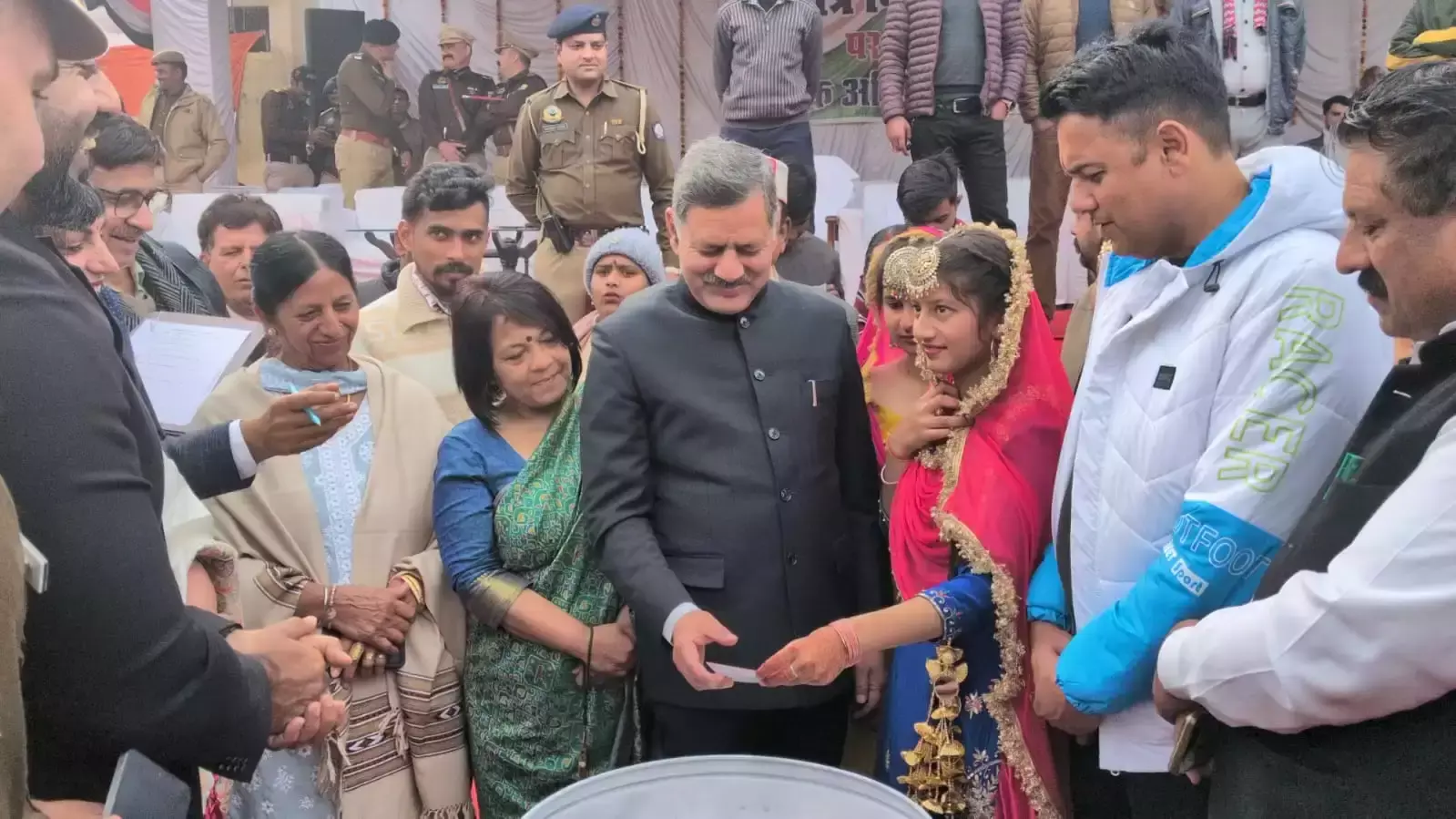 Una: रेडक्रॉस सोसायटी के ड्रॉ में भाग लिया भारी संख्या में लोग Una: रेडक्रॉस सोसायटी के ड्रॉ में भाग लिया भारी संख्या में लोग