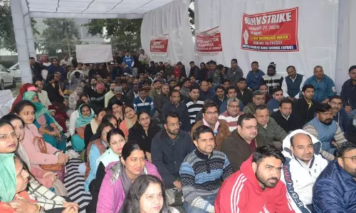 Karnal में बैंक कर्मचारियों ने 5-दिवसीय कार्य सप्ताह की मांग को लेकर हड़ताल की