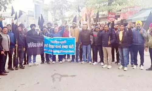 CM को काले झंडे दिखाने की योजना बनाने के आरोप में कर्मचारी नेताओं को हिरासत में लिया गया CM को काले झंडे दिखाने की योजना बनाने के आरोप में कर्मचारी नेताओं को हिरासत में लिया गया