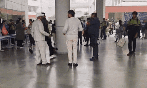 Chandigarh: बम धमकी के बाद बच्चों और अभिभावकों में डर Chandigarh: बम धमकी के बाद बच्चों और अभिभावकों में डर