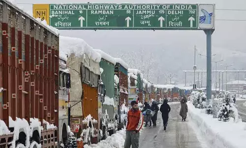 Srinagar-Jammu नेशनल हाईवे दूसरे दिन भी बंद रहने से सैकड़ों पर्यटक फंसे हुए है