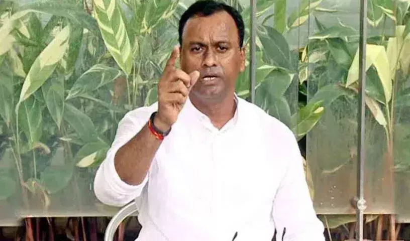 Komatireddy: कांग्रेस सरकार के फंड में भेदभाव की ओर किया इशारा, बम गिराने की धमकी दी