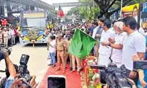 Udhayanidhi ने आधुनिक अंबत्तूर बस स्टैंड का उद्घाटन किया Udhayanidhi ने आधुनिक अंबत्तूर बस स्टैंड का उद्घाटन किया