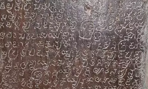 Hugaluru : राष्ट्रकूट काल का कन्नड़ शिलालेख मिला Hugaluru : राष्ट्रकूट काल का कन्नड़ शिलालेख मिला