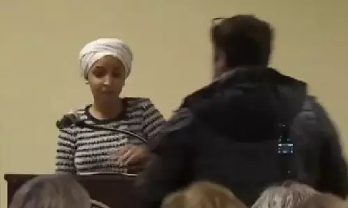 Minneapolis town hall के दौरान इल्हान उमर पर अज्ञात पदार्थ का छिड़काव किया गया