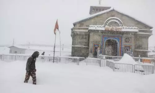Kedarnath में कड़ाके की ठंड, 3–4 फीट बर्फ की चादर से ढका धाम Kedarnath में कड़ाके की ठंड, 3–4 फीट बर्फ की चादर से ढका धाम