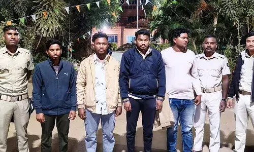 Kalahandi में पुलिस बनकर स्थानीय लोगों से उगाही करने के आरोप में 4 गिरफ्तार Kalahandi में पुलिस बनकर स्थानीय लोगों से उगाही करने के आरोप में 4 गिरफ्तार