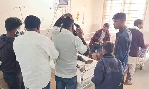 Bhadrak में पुल से मोटरसाइकिल गिरने से तीन साल के बच्चे की मौत, माता-पिता घायल Bhadrak में पुल से मोटरसाइकिल गिरने से तीन साल के बच्चे की मौत, माता-पिता घायल