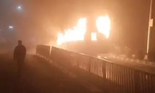 Bikaner में बड़ा हादसा टला, टक्कर के बाद स्लीपर बस में लगी आग Bikaner में बड़ा हादसा टला, टक्कर के बाद स्लीपर बस में लगी आग
