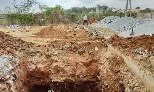 Tumkur : झील में बिल्डिंग बनाने का विरोध Tumkur : झील में बिल्डिंग बनाने का विरोध