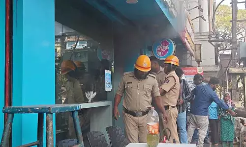 Ice cream पार्लर: आग लगने की घटना Ice cream पार्लर: आग लगने की घटना