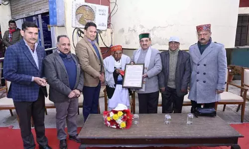 HPU ने 98 साल के स्वतंत्रता सेनानी सहज राम शर्मा को सम्मानित किया