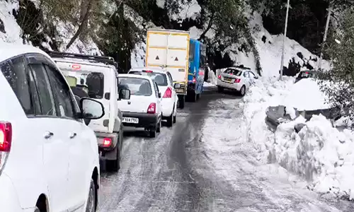 Himachal में भारी हिमपात, शीतलहर तेज