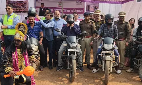 बिना हेलमेट वाहन चालकों पर चालानी कार्यवाही कर फ्री में बांटे गए हेलमेट बिना हेलमेट वाहन चालकों पर चालानी कार्यवाही कर फ्री में बांटे गए हेलमेट