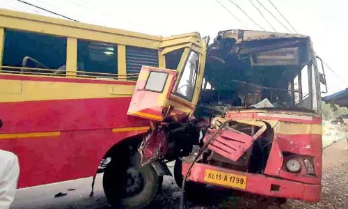 KSRTC बस की टक्कर में 30 से ज़्यादा लोग घायल KSRTC बस की टक्कर में 30 से ज़्यादा लोग घायल