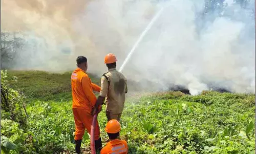 Kerala : पुथनकुरिसिल और चर्च के पास आग लग गई Kerala : पुथनकुरिसिल और चर्च के पास आग लग गई