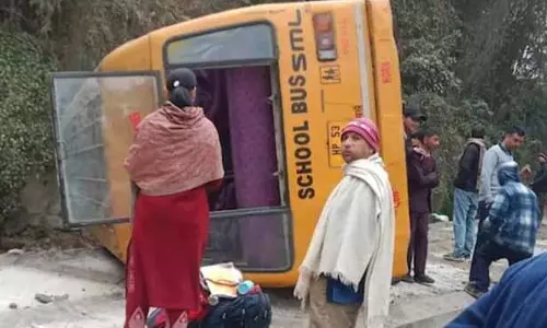 Palampur के पास बस पलटने से छह छात्र घायल