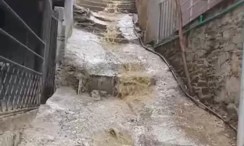 Kullu के इनर अखारा बाज़ार इलाके में लगातार बारिश से आपदा का खतरा फिर से बढ़ गया है Kullu के इनर अखारा बाज़ार इलाके में लगातार बारिश से आपदा का खतरा फिर से बढ़ गया है