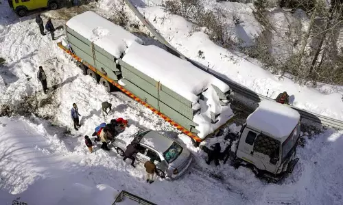 ताज़ी बर्फबारी से Manali में जनजीवन ठप हो गया