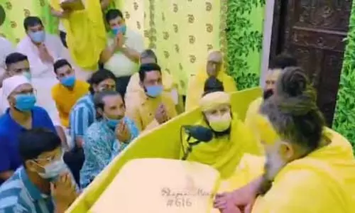 भक्त से बोले प्रेमानंद महाराज, क्रीम से कभी नहीं आती सुंदरता भक्त से बोले प्रेमानंद महाराज, क्रीम से कभी नहीं आती सुंदरता