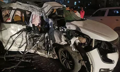Hyderabad में एक गंभीर सड़क हादसे में दो छात्रों की मौत Hyderabad में एक गंभीर सड़क हादसे में दो छात्रों की मौत
