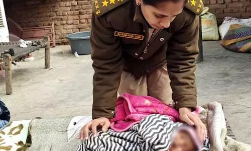 पति-पत्नी गिरफ्तारी से बचने मासूम को छोड़कर भागे, महिला पुलिस अधिकारी ने दिखाई संवेदना पति-पत्नी गिरफ्तारी से बचने मासूम को छोड़कर भागे, महिला पुलिस अधिकारी ने दिखाई संवेदना