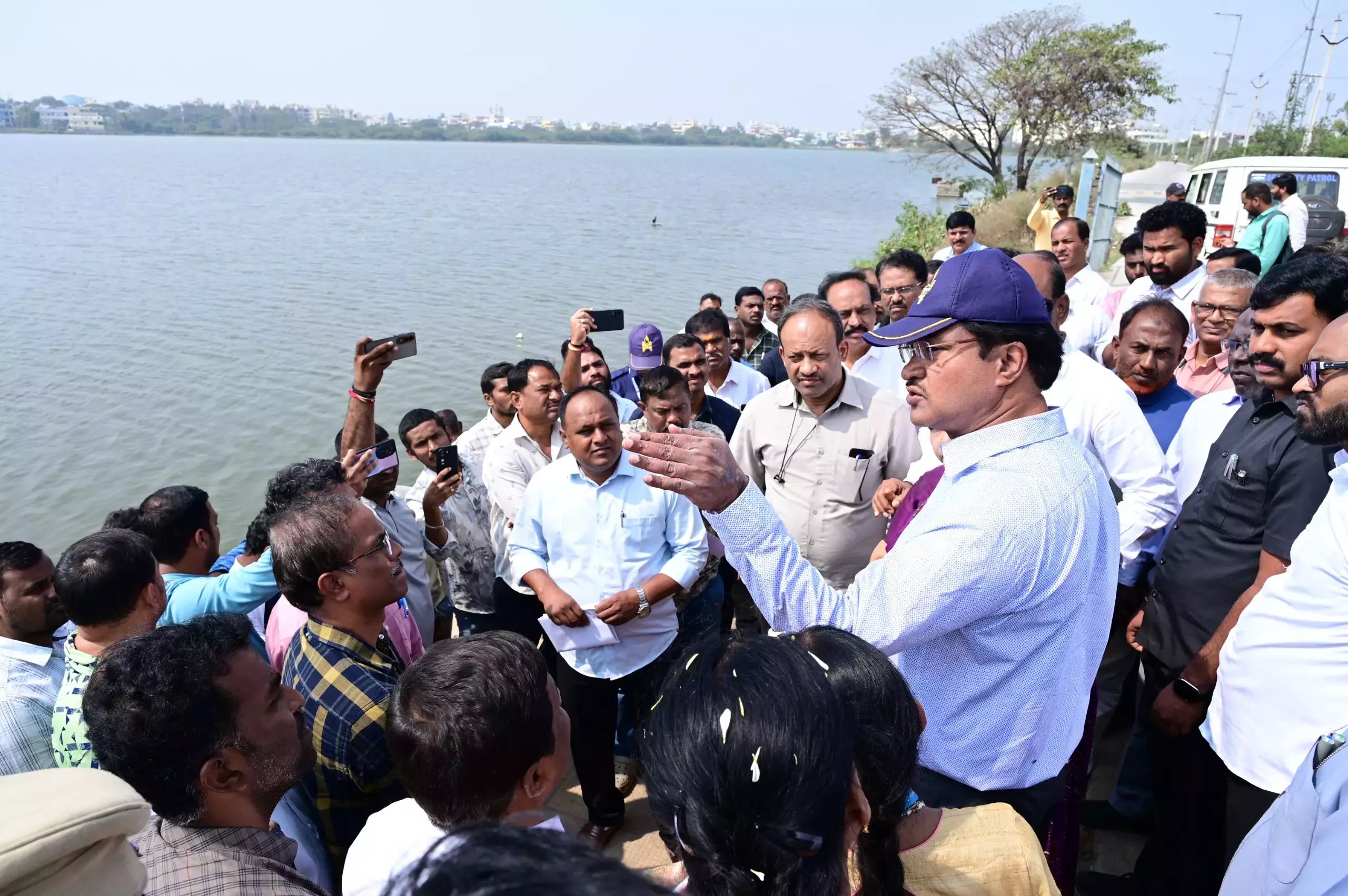 सीएम रेवंत ने मीर आलम टैंक से मजदूरों और इंजीनियरों को बचाने में HYDRAA के प्रयासों की सराहना की सीएम रेवंत ने मीर आलम टैंक से मजदूरों और इंजीनियरों को बचाने में HYDRAA के प्रयासों की सराहना की
