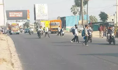 Abdullapurmet हाईवे पर सुरक्षित क्रॉसिंग न होने से पैदल चलने वालों को खतरा Abdullapurmet हाईवे पर सुरक्षित क्रॉसिंग न होने से पैदल चलने वालों को खतरा