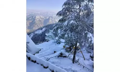 Shimla में ताज़ी बर्फबारी, पर्यटकों में उत्साह और ट्रैवल इंडस्ट्री में हलचल Shimla में ताज़ी बर्फबारी, पर्यटकों में उत्साह और ट्रैवल इंडस्ट्री में हलचल