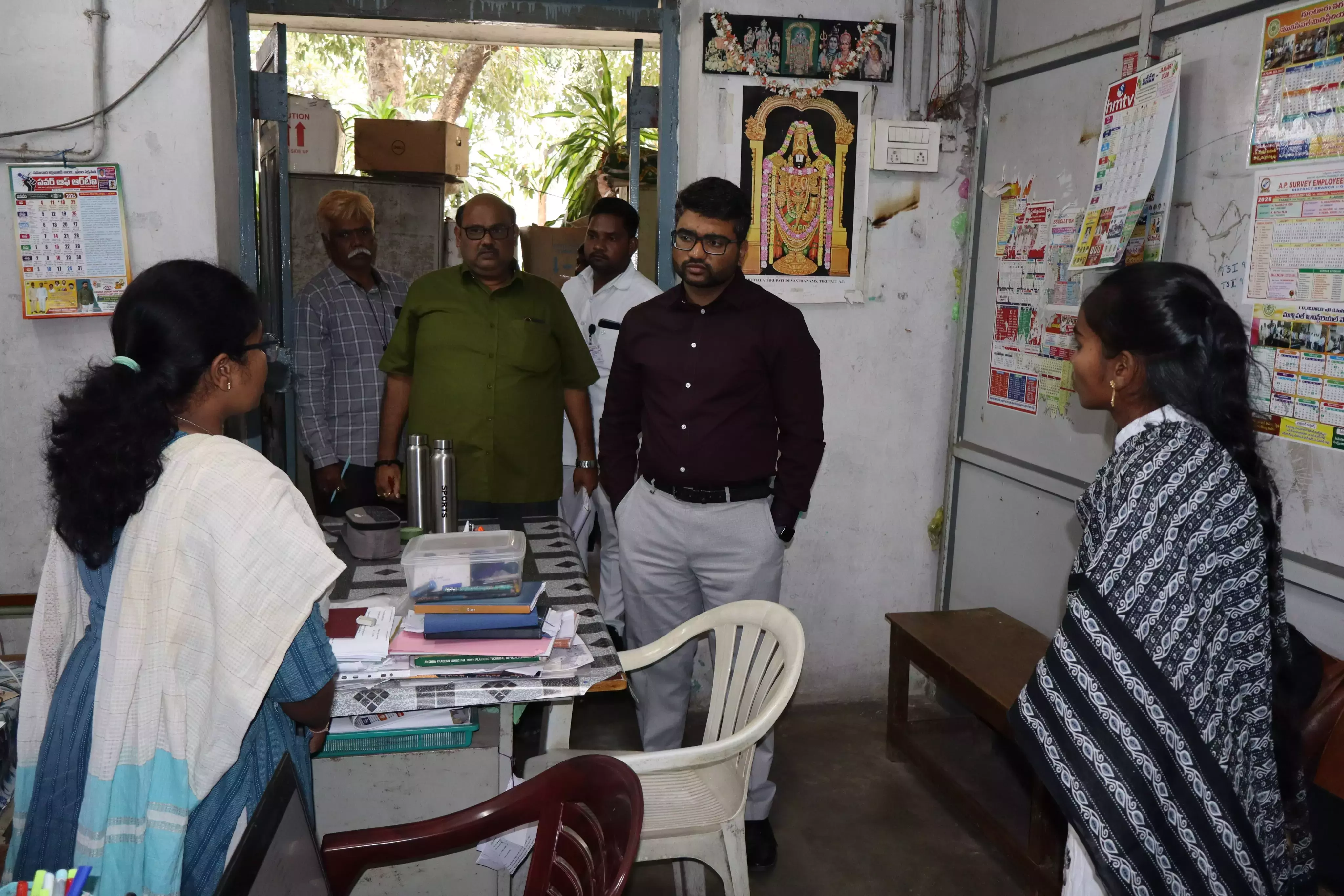 GMC कमिश्नर मयूर ने देर से रिपोर्टिंग करने पर स्टाफ को कार्रवाई की चेतावनी